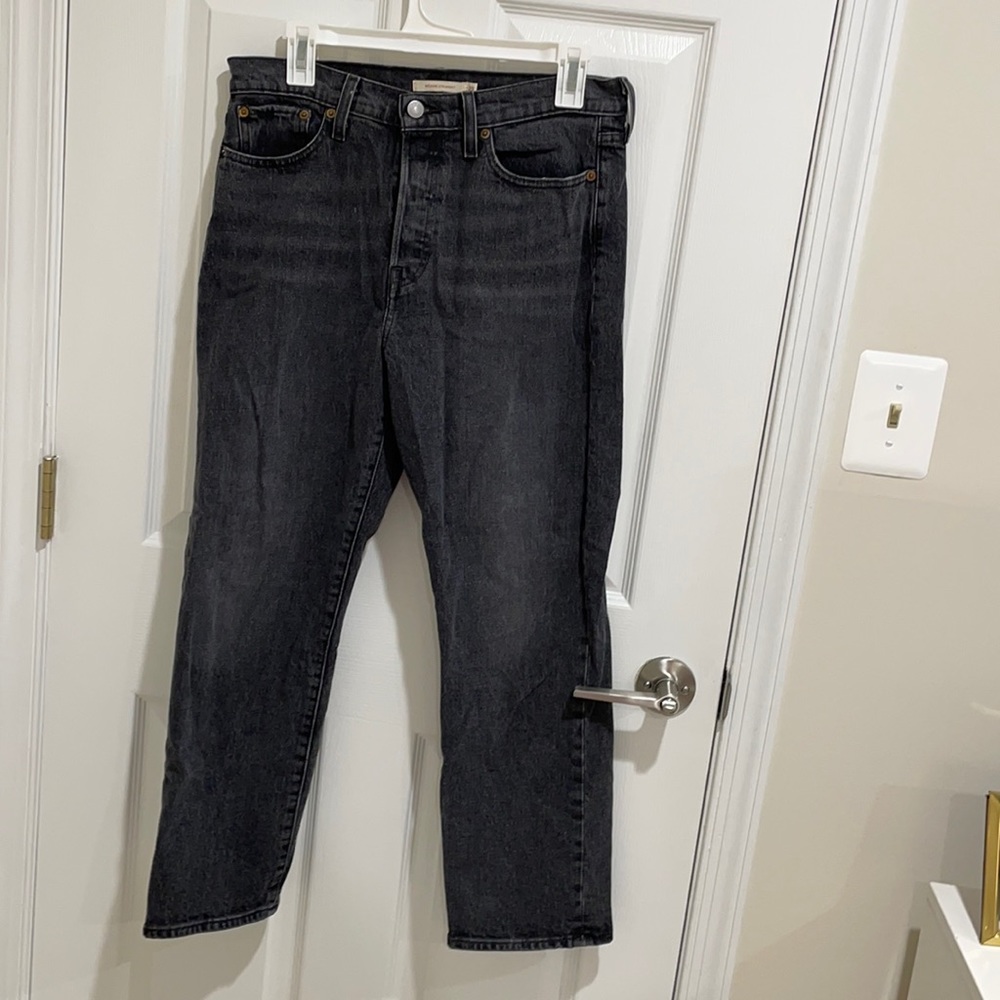 Black Levi’s Wedge Straight Leans
